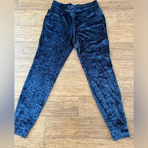 Lululemon Crushed Velvet Joggers 6 - Picture 1 of 3